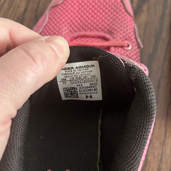 Bundle Under Armour and Nike Kids Shoes - Pink and White Size 1 - Picture 5 of 10